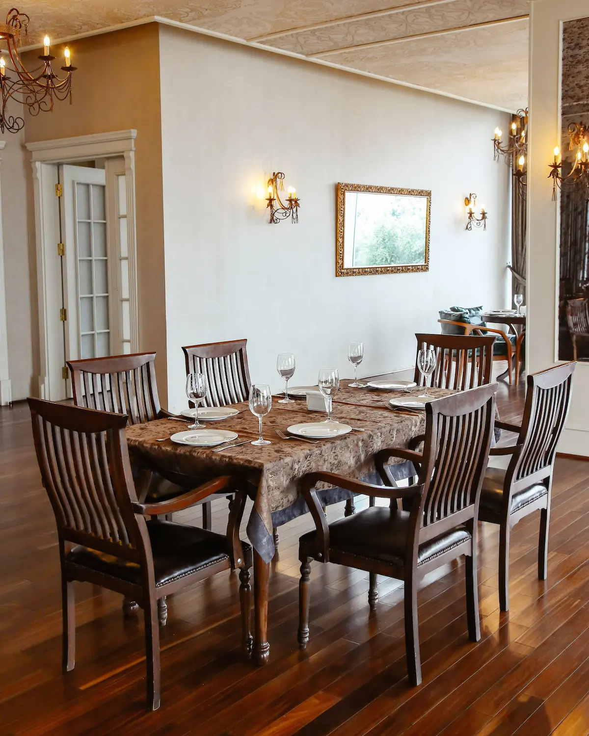 restaurant-table-with-wooden-chairs-placed-hall-decorated-classical-style